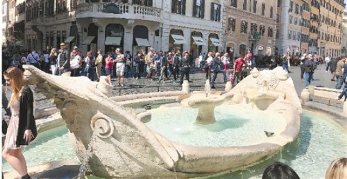羅馬西班牙廣場下面的“破船噴泉”。