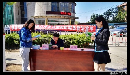 群眾了解僑法相關(guān)內(nèi)容。