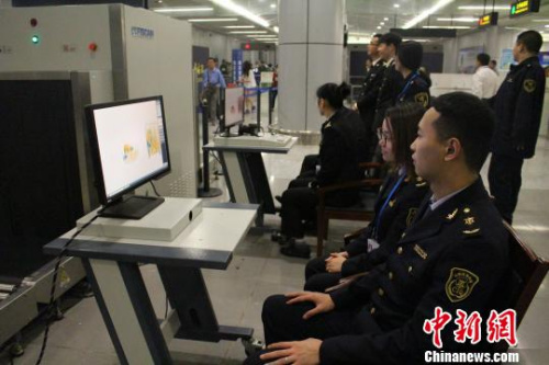 圖為義烏局工作人員通過X光機(jī)查驗(yàn)旅客的行李