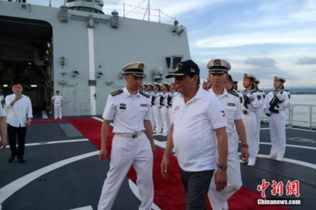 杜特爾特總統(tǒng)結(jié)束參觀時(shí)戴著長春艦紀(jì)念帽離開。 <a target='_blank' >中新社</a>記者 張明 攝