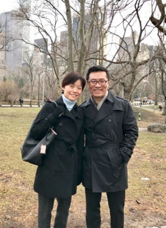 何為和太太薛明在一起。