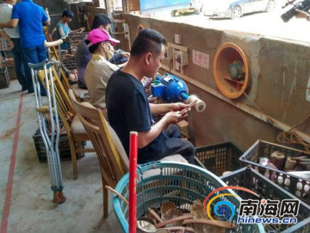 殘疾人員工自食其力掙錢養(yǎng)家。