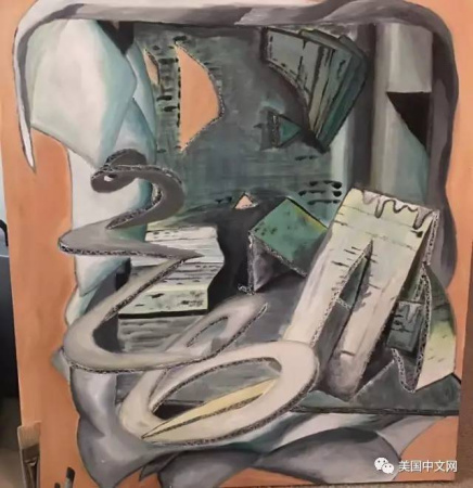 郭同學(xué)展示Xiaole的油畫作品。（美國中文網(wǎng)微信公眾號(hào)圖片）