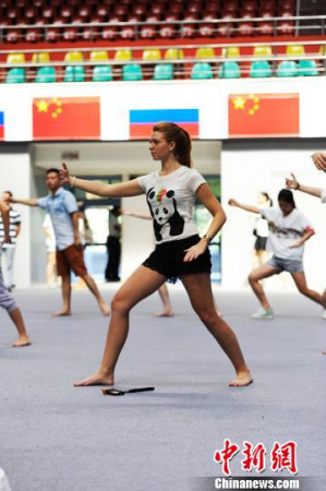 俄羅斯青年在學(xué)打太極拳。安源 攝