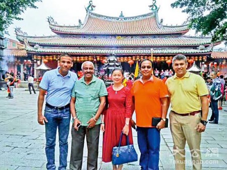 許世吟娥(中)與到訪泉州的斯里蘭卡賓客/大公網(wǎng)記者蔣煌基攝