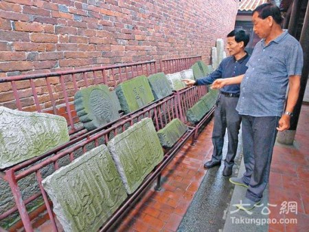 　丁國榮(左)在介紹丁氏阿拉伯先祖的歷史/大公網(wǎng)記者蔣煌基攝