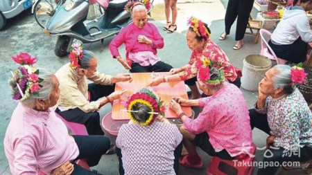 蟳埔女人頭上的“簪花圍”/大公網記者蔣煌基攝 蟳埔女人頭上的“簪花圍”/大公網記者蔣煌基攝