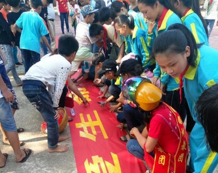 吸引學(xué)生們前來觀看。