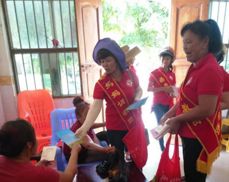 媽媽們正在宣傳。