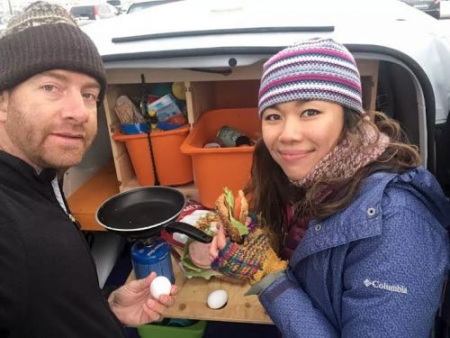 蒼蕊夫婦在冰島。（美國《僑報(bào)》資料圖）