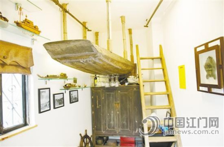 屋里有一張吊起來的“船床”。