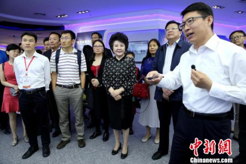 國僑辦主任裘援平參觀山東濟(jì)南“僑夢(mèng)苑”所在的高新區(qū)規(guī)劃展廳?！×籂?攝