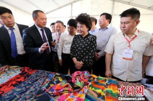 國僑辦主任裘援平等一行到僑企德邁國際信息產(chǎn)業(yè)園，現(xiàn)場(chǎng)考察由德邁國際世界領(lǐng)先工業(yè)打印機(jī)打印出的產(chǎn)品。　梁犇 攝