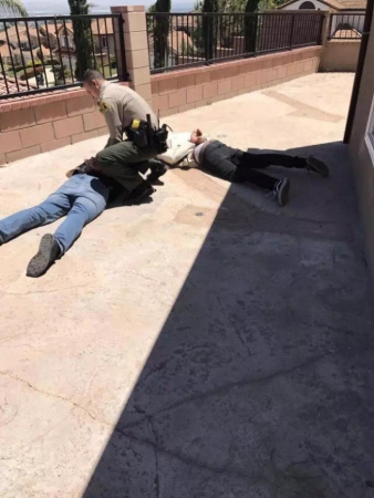 警察趕到逮捕竊賊。（美國《世界日報》/張巖 攝）