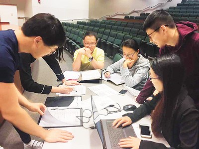 　圖為孟浩與同學(xué)們在金融管理課上認真討論老師提出的問題。