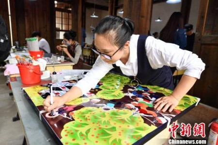 圖為學(xué)員在實(shí)驗(yàn)班基地進(jìn)行創(chuàng)作。　呂明 攝