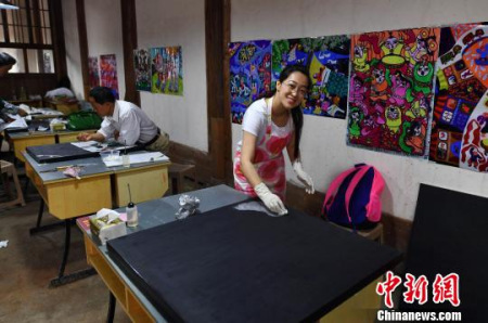 圖為學(xué)員在實(shí)驗(yàn)班基地進(jìn)行創(chuàng)作。　呂明 攝