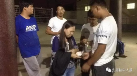 華人同胞一起湊錢為受重傷的同胞進(jìn)行手術(shù)。