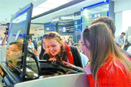 美的總部展廳內(nèi)的產(chǎn)品引得國際友人注目。