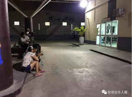 守候在搶救室外面的華人同胞。