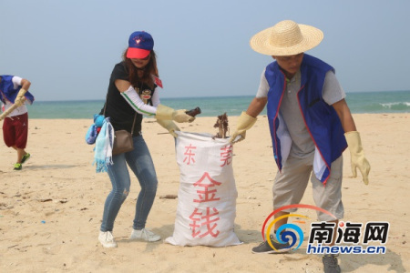 志愿者在萬寧大洲島清理垃圾。