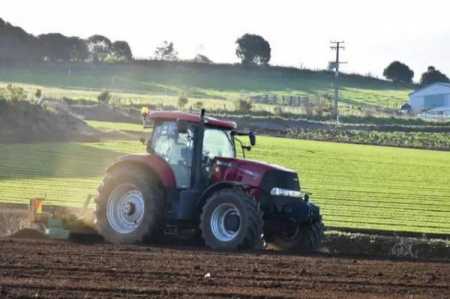 拖拉機(jī)犁地（新西蘭先驅(qū)報(bào)中文網(wǎng)）