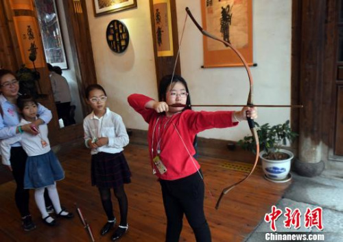 福州少年體驗(yàn)傳統(tǒng)射藝，樂(lè)融融?！⒖筛?攝