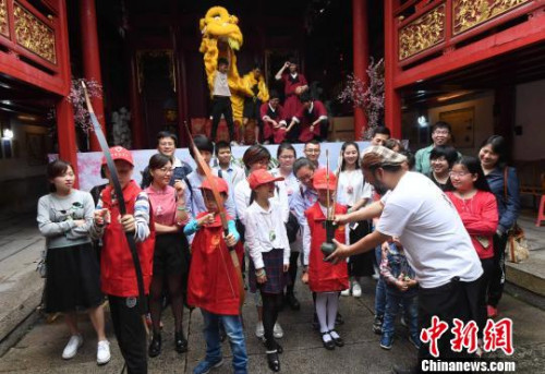 5月6日，旨在“弘揚(yáng)特色傳統(tǒng)文化，樹(shù)立中華文化自信”的青年傳統(tǒng)民俗競(jìng)技體驗(yàn)活動(dòng)在福州三坊七巷的福州海絲同源信俗文化傳承博覽館舉行。　劉可耕 攝