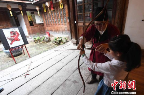 福州少年學(xué)習(xí)傳統(tǒng)射藝?！⒖筛?攝