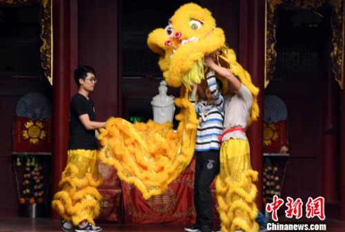 福州年輕人學(xué)習(xí)南獅表演技藝?！⒖筛?攝