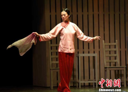 劇中香港舞臺劇女王焦媛飾演曹七巧?！⒖筛?攝