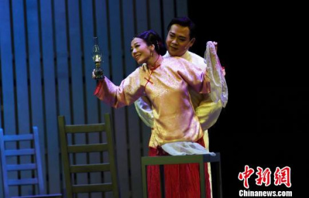 《金鎖記》講述的是曹家為攀附權(quán)貴，把曹七巧嫁進(jìn)豪門姜家，她丈夫是癱病在床的姜二爺，七巧卻鐘情于三爺季澤?！⒖筛?攝