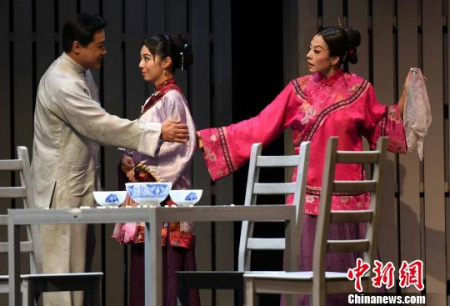 劇中香港舞臺劇女王焦媛(右一)飾演曹七巧?！⒖筛?攝