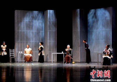 5月7日晚，香港版話劇《金鎖記》在福州的福建大劇院上演?！⒖筛?攝