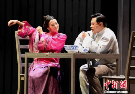 該劇講述的是曹家為攀附權(quán)貴，把曹七巧嫁進(jìn)豪門姜家，她丈夫是癱病在床的姜二爺，七巧卻鐘情于三爺季澤?！⒖筛?攝