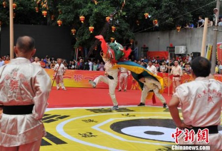 5月7日，樸里武獅隊在保生大帝繞境巡安文化節(jié)上表演?！埍?攝