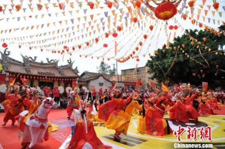 5月7日，來自海峽兩岸的近50多個表演方陣、上萬名信眾齊聚廈門海滄滄江三都瑞青宮，參加一年一度的保生大帝繞境巡安文化節(jié)?！埍?攝