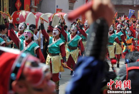 5月7日，來自廣東的國家非物質遺產(chǎn)英歌舞為保生大帝巡安助陣?！埍?攝