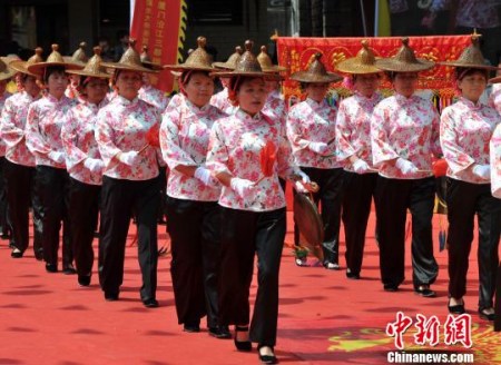 5月7日，泉州蟳浦鼓隊在保生大帝繞境巡安文化節(jié)上表演?！埍?攝