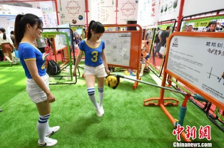 圖為顛球訓(xùn)練器?！蚊?攝