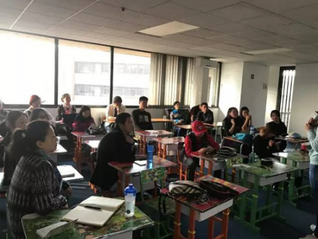 老師在耐心輔導。(南非約翰內斯堡華星藝術團供圖) 