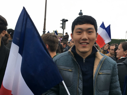 一位華二代在活動(dòng)現(xiàn)場(chǎng)。(法國(guó)《歐洲時(shí)報(bào)》/孔帆 攝)