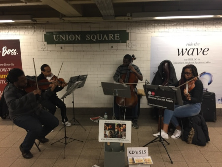 地鐵里的“音樂之聲”。(美國《世界日報》/陸怡雯 攝)