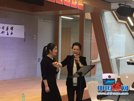 現(xiàn)場(chǎng)聲樂(lè)授課。(德國(guó)法蘭克福華星藝術(shù)團(tuán)供圖)