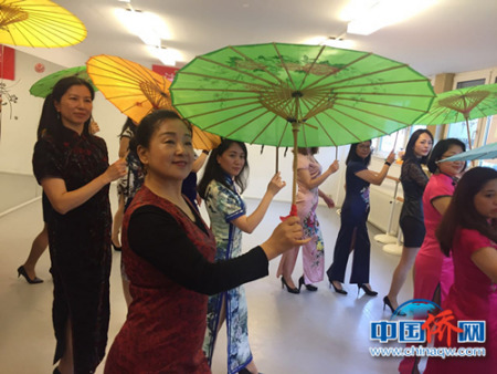 現(xiàn)場(chǎng)舞蹈授課。(德國(guó)法蘭克福華星藝術(shù)團(tuán)供圖)