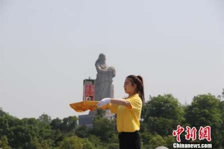 圣火采集手手捧炎帝圣火采集器。沈春艷 攝