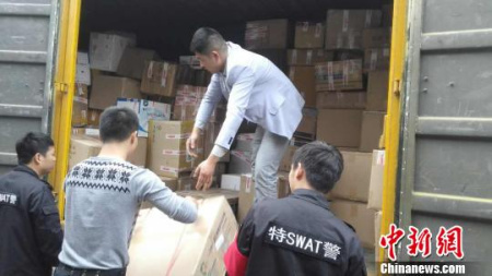 圖為：警方扣押玻尿酸、美白面膜等假藥、假器材現(xiàn)場(chǎng)?！⊥跻槐?攝