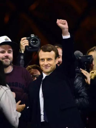 馬克龍勝選后高舉手臂。圖片來源<a target='_blank'  >中新網(wǎng)</a>