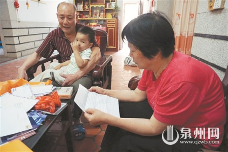 老兩口將美茵的信都保存著，時常拿出來看看，以解思念之苦。