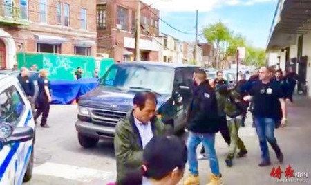 大批警員在飛龍超市內(nèi)展開搜索，并很快擒獲歹徒。（美國《僑報》/崔國萁 攝）